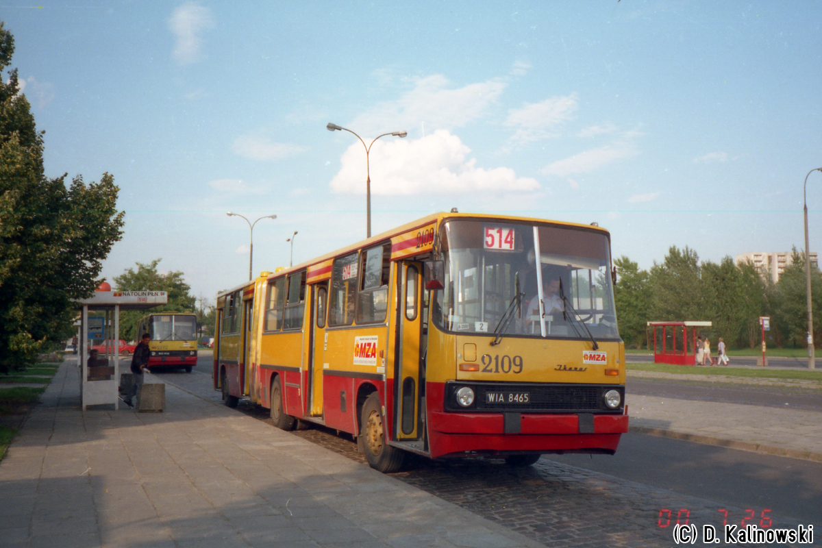 2109
Ikarus w miarÄ ĹwieĹźo po odbudowie. KoĹa szybko siÄ brudziĹy i nikt nie zawracaĹ sobie dupy z ich myciem. Od wrzeĹnia wĂłz trafi na dwa lata do WydziaĹu Piaseczno - chwilowej reaktywacji zajezdni Piaseczno dla zamydlenia oczu samorzÄdowi piaseczyĹskiemu. JeĹşdziÄ nim bÄdzie "szybki" Marian, z nazwiska i myĹlenia sporo wolniejszy. Maniek przeskoczy w 2004 na 5776 a w 2007 zostanie doceniony 8163. Sam wĂłz 2109 skoĹczy w 2007 jako ruina, z przeciekajÄcym dachem i dziurami w poszyciu.
Słowa kluczowe: Ikarus280 archiwum_pro7