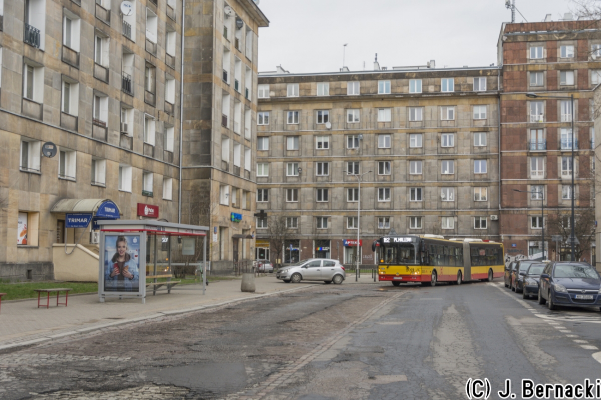 2021
Przegub z Woronicza wtacza siÄ na przystanek Pl. Hallera po zaniedbanej nawierzchni. 

