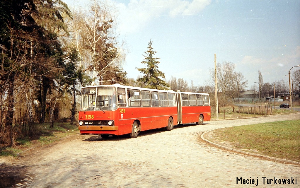 3158
Stalowy Ikarus z typowym dla tego zakĹadu kolorem zderzaka (sraczka) na starej pÄtli WyczĂłĹki.
Słowa kluczowe: IK280 Bruk