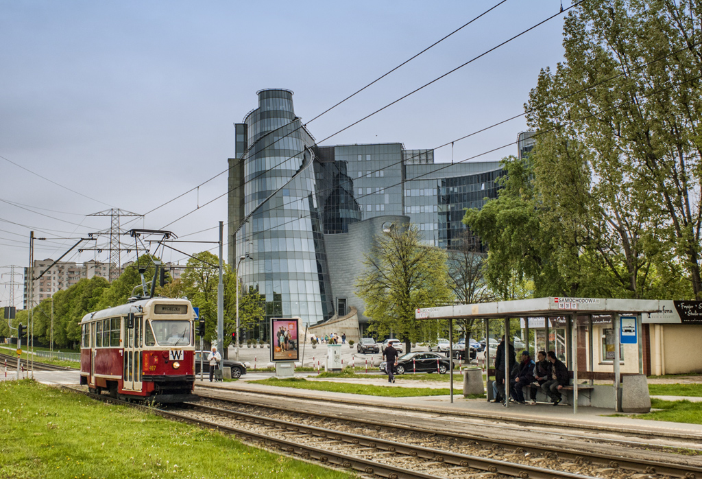 407
Z budynkiem telewizji w tle.
Słowa kluczowe: Architektura Konstal13N