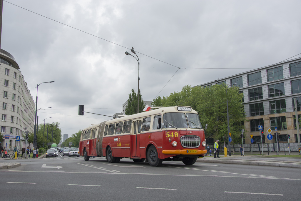 549
Przegubowy ogĂłrek z Krakowa, jedyny taki w kraju.
Słowa kluczowe: NM2016 J021