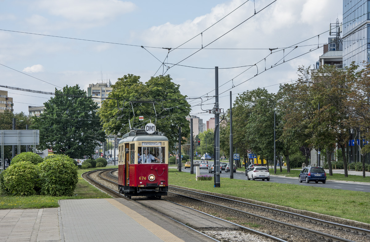 674
Z okazji Ĺwiatowych dni mĹodzieĹźy uruchomiono dwie linie specjalne, DM1 obsĹugiwane tramwajami zabytkowymi i wspĂłĹczesnymi oraz DM2 autobusami niskopodĹogowymi.
