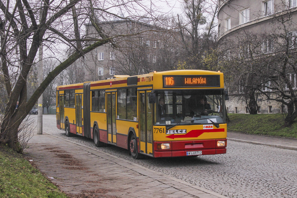 7761
Podczas imprezy pod tytuĹem PoĹźegnanie Redutowej.
Słowa kluczowe: PoĹźegnanieR-6 M181 Bruk