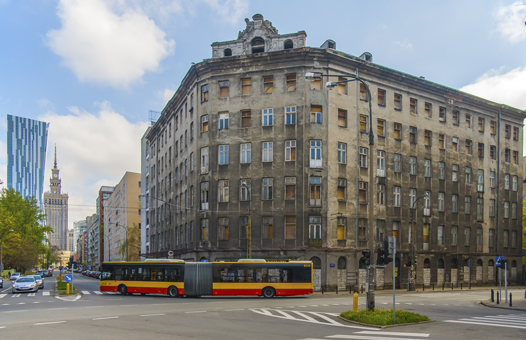 8539
Z kamienicÄ Wolfa Krongolda zwanÄ "Pekinem".
Słowa kluczowe: objazd