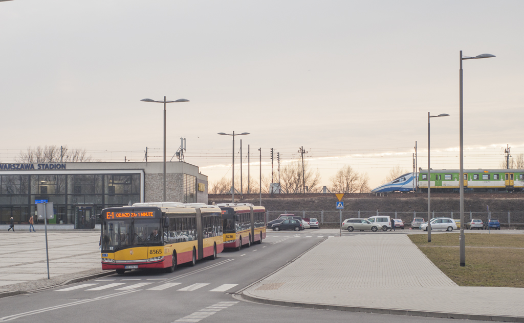 8565
A w tle relikt poprzedniej epoki i jeden z nastÄpcĂłw.
