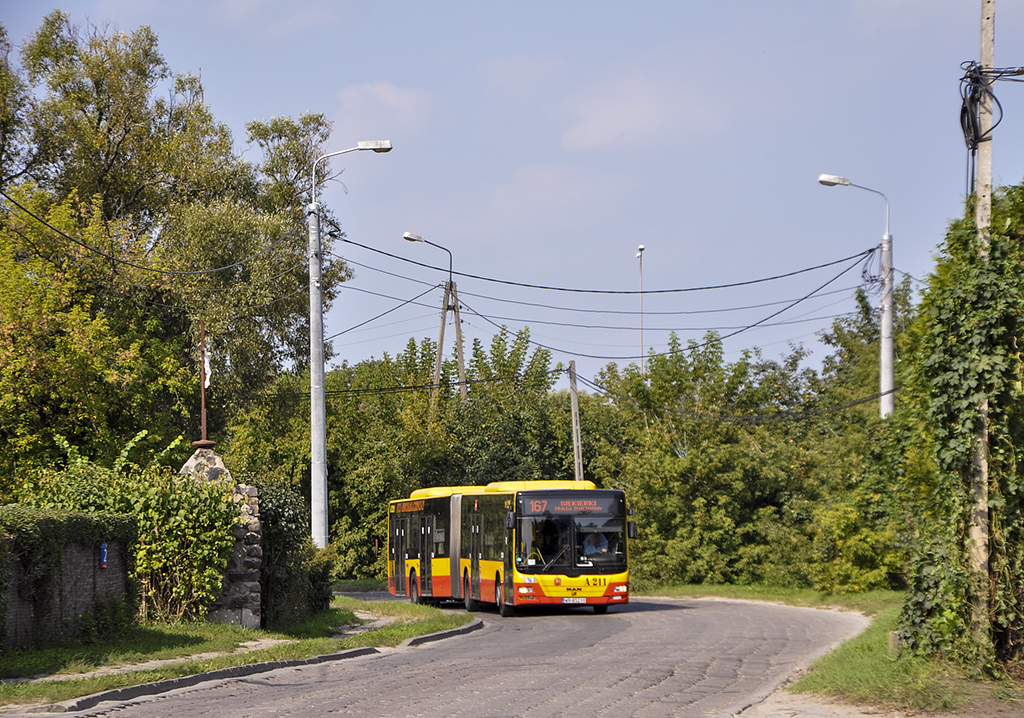 A211
Przegubowy MAN na wydĹuĹźonej trasie z okazji zamkniÄcia ulic wiodÄcych do pÄtli Siekierki-Sanktuarium.
Słowa kluczowe: Objazd ITSNG363 Trylinka