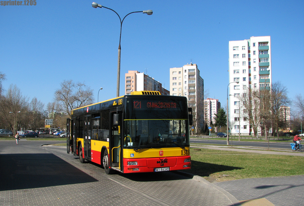 1313 
Linia 121. NiegdyĹ jedna z najwaĹźniejszych linii peĹniÄcych funkcjÄ lokalnÄ ĹÄczÄc Plac Wilsona i pÄtlÄ na GwiaĹşdzistej przez Stare Bielany i Wrzeciono. DziĹ jest zdecydowanie krĂłtsza - autobusy ruszajÄ z ChomiczĂłwki. Mimo wszystko dalej speĹnia doskonale swojÄ funkcjÄ - ĹÄczy Wrzeciono i ChomiczĂłwkÄ z Lidlem oraz Szpitalem BielaĹskim. Ponadto zapewnia dojazd uczniĂłw z wyĹźej wymienionych osiedli do zespoĹĂłw szkĂłĹ zlokalizowanych przy ZP Klaudyny oraz ZP GwiaĹşdzista.

ObsĹugiwana jest ona przez krĂłtkie autobusy - w DP przez osioĹka (1/121), Alpino (04(B)/121, 52/121, 2/121) oraz Solarisy U10 (03(A)/121), a w DĹ przez osioĹka (2/121) i Alpino (1/121). Moim zdaniem powinny na tym jeĹşdziÄ dwunastki - czÄsto ciÄĹźko jest wejĹÄ do autobusu przy Szpitalu oraz Wrzecionie -> ChomiczĂłwka oraz w godzinach, gdy uczniowie tĹumnie jadÄ ksztaĹciÄ siÄ w dwĂłch zespoĹach szkĂłĹ.

Sama linia nie jest lubiana wĹrĂłd kierowcĂłw z powodu korkĂłw na PodleĹnej i Marymonckiej (lewoskrÄt w PodleĹnÄ) oraz braku postoju na GwiaĹşdzistej.
Słowa kluczowe: NM223