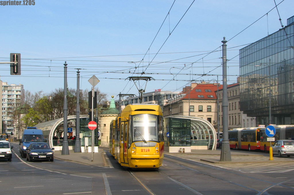 2128+2129
SĹoneczne, piÄtkowe popoĹudnie na Placu Bankowym.
