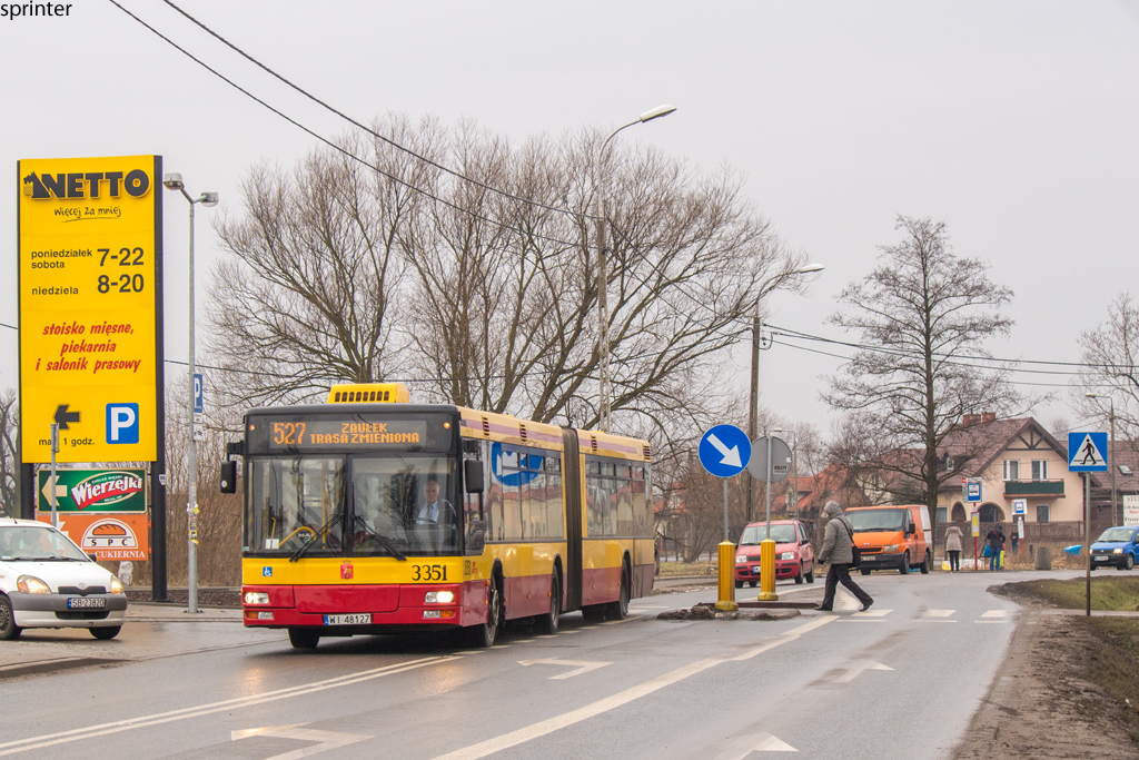 3351
Trzynastoletni MAN zmierza ku tymczasowej pÄtli zlokalizowanej miÄdzy ulicami Berensona i LewandĂłw. SwojÄ drogÄ, niewiele pozostaĹo juĹź tego typu wozĂłw z takimi wyĹwietlaczami i w starym malowaniu.
Słowa kluczowe: objazd
