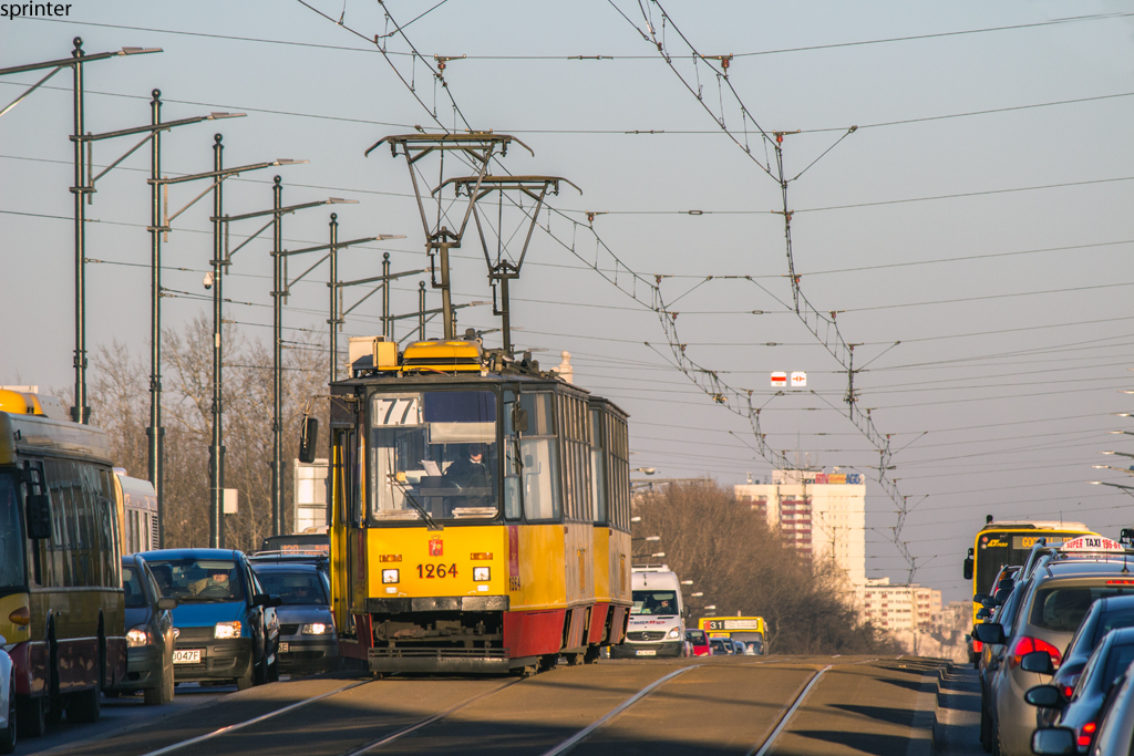 1264+1263
Drugi dzieĹ powszedni objazdĂłw spowodowanych poĹźarem mostu Ĺazienkowskiego. DzieĹ wczeĹniej zostaĹa uruchomiona linia 77 wzmacniajÄca ciÄg al. Waszyngtona, mostu Poniatowskiego i Al. Jerozolimskich. Jak widaÄ na zdjÄciu, byĹa to bardzo dobra decyzja. Tramwajem ten odcinek moĹźna pokonaÄ zdecydowanie najszybciej.
