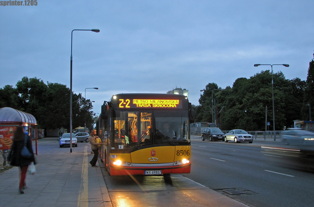 8506
Z-2 - potworek majÄcy zastÄpiÄ tramwaje na ul. PuĹawskiej. MiaĹem przyjemnoĹÄ zrobiÄ tym kĂłĹko - 15 osĂłb maksymalnie jechaĹo tÄ liniÄ w szczytowym momencie. Trasa rĂłwnieĹź byĹa kuriozalna:
METRO WILANOWSKA â aleja Wilanowska â Rolna â WaĹbrzyska â PuĹawska â Woronicza â aleja NiepodlegĹoĹci â PuĹawska â WaĹbrzyska â Rolna â aleja Wilanowska â METRO WILANOWSKA.
Oznacza to, Ĺźe linia zatrzymywaĹa siÄ na przystanku Metro Wilanowska... [url=http://i.imgur.com/DLgH798.jpg]4 razy[/url] w czasie jednego pĂłĹkursu! 
Na szczÄĹcie w poĹowie objazdu ZTM postanowiĹ skrĂłciÄ liniÄ do relacji:
METRO WILANOWSKA â PuĹawska â Woronicza â aleja NiepodlegĹoĹci â METRO WILANOWSKA wycofujÄc jÄ z rejonu Metra SĹuĹźew oraz z ul. Rolnej, gdzie zainteresowanie owÄ liniÄ byĹo naprawdÄ znikome...
Słowa kluczowe: ZaTramwaj