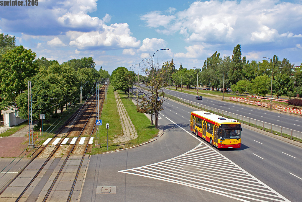 4919
W zwiÄzku z wyburzaniem estakady ĹÄczÄcej Most Grota-Roweckiego z ul. ModliĹskÄ zamkniÄto czÄĹÄ ulicy JagielloĹskiej, a takĹźe wyĹÄczono ruch tramwajowy na odcinku Rondo StarzyĹskiego - ĹťeraĹ FSO. Linie 18 i 28 zawieszono, a 20 skrĂłcono. Uruchomiono w zamian liniÄ tramwajowÄ 78 i autobusowÄ Z-8. Frekwencja w tej drugiej byĹa bardzo maĹa.
Słowa kluczowe: zaTramwaj M121I