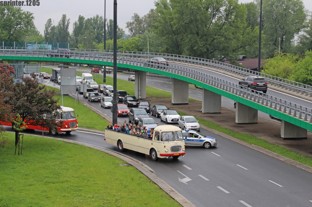 8083
Mimo brzydkiej pogody wiele osĂłb postanowiĹo wybraÄ siÄ na przejaĹźdĹźkÄ ogĂłrkiem cabrio.
Słowa kluczowe: NM2014 J043