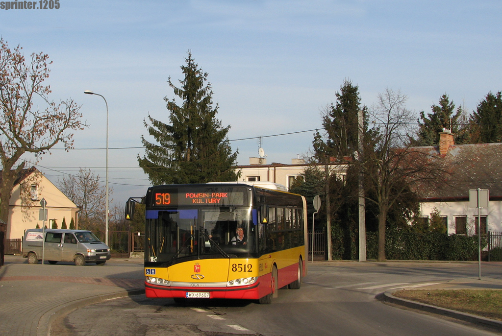 8512
Solaris Urbino 18 pokonuje skrÄt z ulicy PrzyczĂłĹkowej w PrzekornÄ. 
