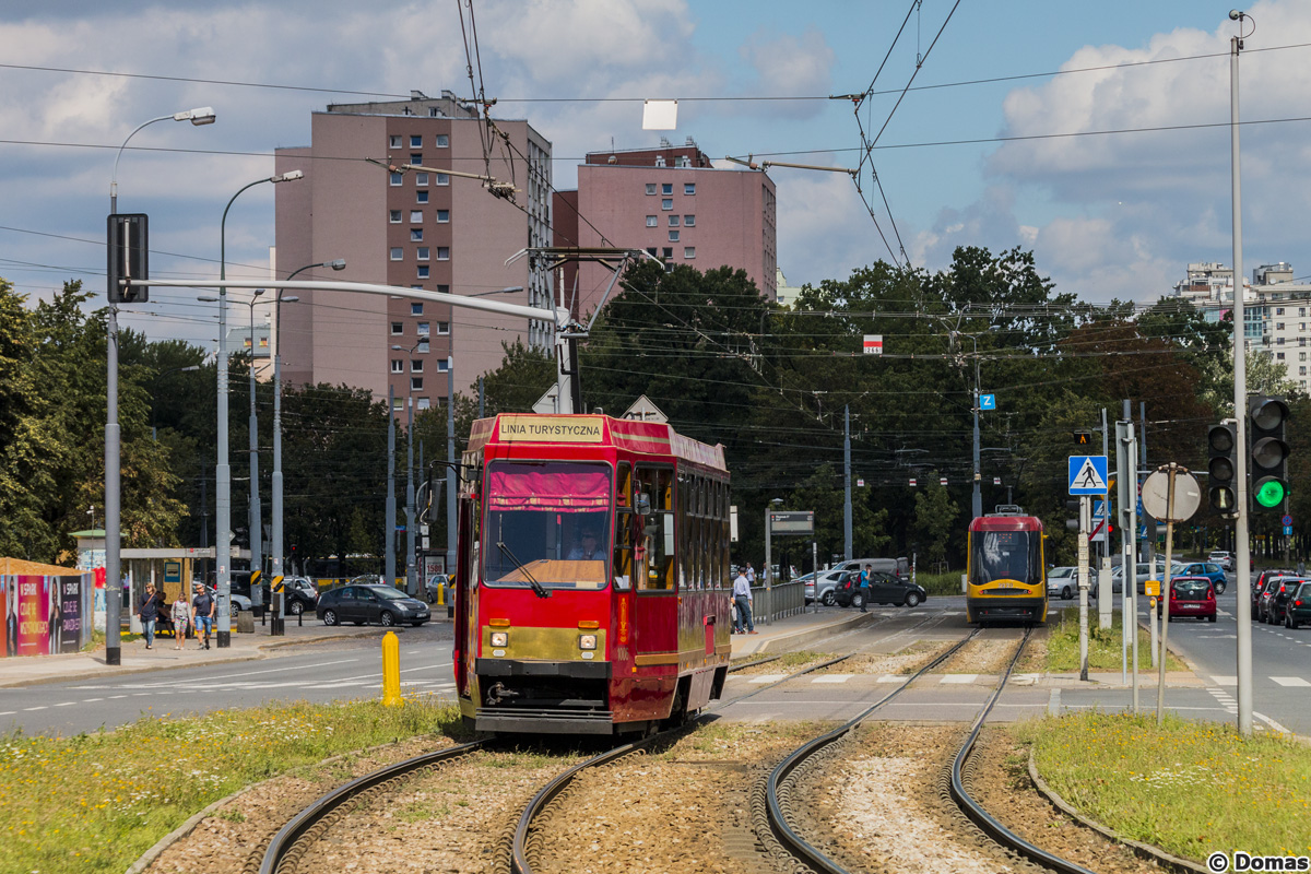 1006
Kontrowersyjny wagon promocyjny rozpoczÄĹ przed chwilÄ niedzielnÄ sĹuĹźbÄ na warszawskiej linii turystycznej "T".
