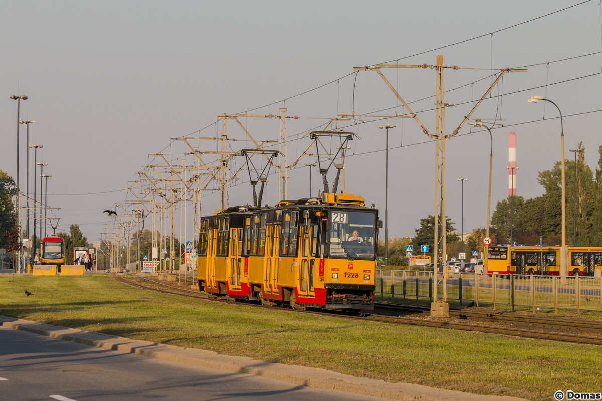 1228+1227
RozpoczÄĹ siÄ na dobre rok szkolny to i nawet nauka jazdy wyjechaĹa liniowo z "Pragi".
