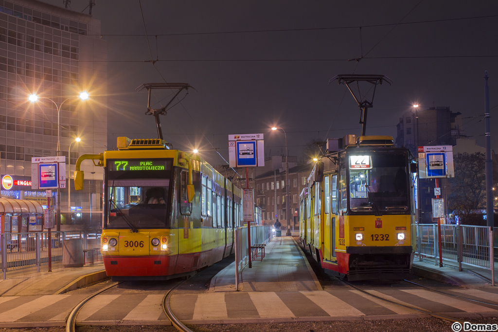 1232+1231
Na zdjÄciu mamy dwie nowoĹci - liniÄ 22 na Wiatracznej, ktĂłra zastÄpuje skasowanÄ 8 oraz 77, liniÄ uruchomionÄ celem zwiÄkszenia podaĹźy w Alejach Jerozolimskich.
