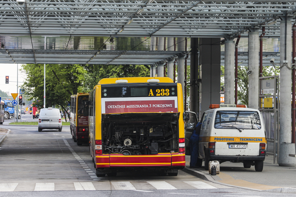A233
Mechanik prĂłbuje uzdrowiÄ 360-konnÄ jednostkÄ napÄdowÄ Lion'sa.
