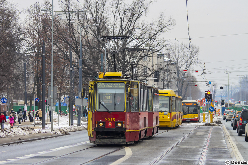 2016+2017
ZdjÄcie wykonane dokĹadnie dwa lata temu - jeden z trzech ostatnich liniowych skĹadĂłw posiadajÄcych oryginalne ramki ĹwiateĹ zbliĹźa siÄ do przystanku Park Praski jako linia 26, ktĂłrej to wĂłwczas byĹ czÄstym bywalcem.
