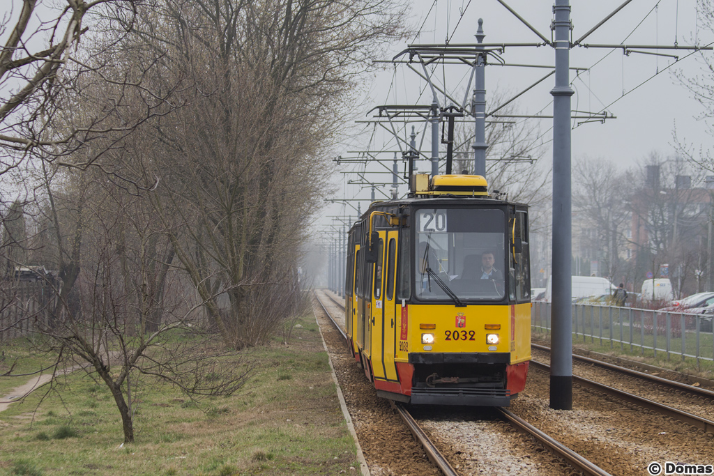 2032+2033
SkĹad tyrystorĂłw zbliĹźa siÄ do ostatniego przystanku przed jedynym w Warszawie odcinkiem jednotorowym.
