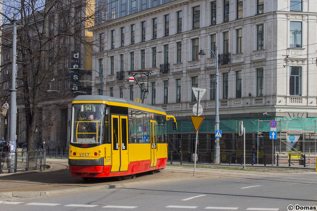 2147
W zwiÄzku z X. PĂłĹmaratonem Warszawskim w godzinach 9:45 - 11:00 wszystkie linie tramwajowe jadÄce ze SĹuĹźewca, WyĹcigĂłw oraz Metra Wilanowska byĹy zawracane na placu Zbawiciela poprzez tzw. trĂłjkÄtowanie - wagon lub skĹad wjeĹźdĹźaĹ za plac, pracownik nadzoru ruchu przestawiaĹ zwrotnicÄ zjazdowÄ do jazdy w ulicÄ NowowiejskÄ, tramwaj tam wycofywaĹ, a nastÄpnie ruszaĹ z powrotem w kierunku poĹudniowym.
Słowa kluczowe: Objazd