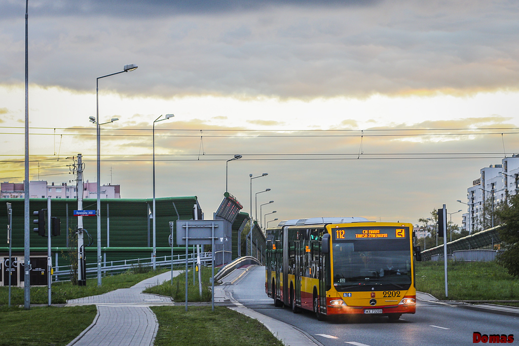 2202
Brygada 53/112+N45 to bardzo ciekawy przykĹad wykorzystania peĹnych moĹźliwoĹci wspĂłlnych kraĹcĂłw niektĂłrych linii dziennych z nocnymi od godziny 6:10 do 23:13 jeĹşdzi jako 112, a na koniec swojej pracy wykonuje pĂłĹkurs z Karolina jako N45 o 23:23, po czym zjeĹźdĹźa 20 minut po poĹnocy na "KleszczowÄ". Kursuje zarĂłwno w DP (wczeĹniejszy wyjazd) jak i w DĹ. Podobne ĹÄczenie rĂłwnieĹź ma 054 i 57 o czym pĂłĹşniej.
