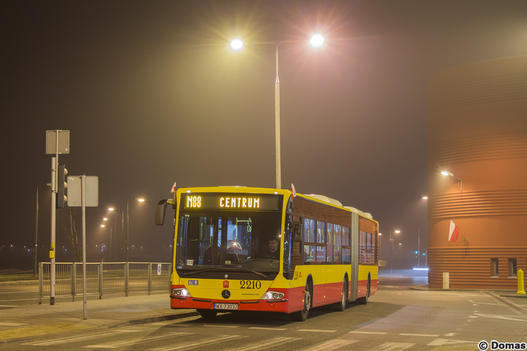 2210
Od wczorajszej nocy kursuje nowa BWL-ka: 212/706+N88. Po wykonaniu trzech kĂłĹek jako 706 (zaczynajÄc o 21:15 na P+R Al. Krakowska) staje na widocznym przystanku i osiem minut po pĂłĹnocy rusza jako N88 w kierunku Centrum. StamtÄd wykonuje dwa koĹa jako wspomniania linia i po wszystkim jedzie kursem zjazdowym do przystanku Hynka. Planowo na tym powinien byÄ Urbino 12, ale jak widaÄ dyspozytor zaszalaĹ. Pozdrowienia dla sympatycznego pana kierowcy!
Słowa kluczowe: DziwadĹo
