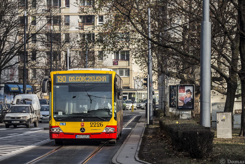 2226
Reprezentant jedynej serii MercedesĂłw w MZA Warszawa dojeĹźdĹźa do przystanku Metro Ratusz ArsenaĹ w kierunku Osiedla GĂłrczewska, gdzie odbÄdzie ok. 15-minutowy postĂłj.
