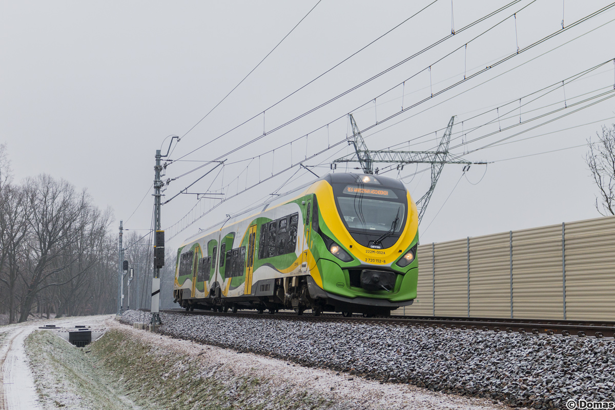 222M-002
Szynobus Newagu za chwile minie przejazd kolejowy na tyĹach terenu Akademii Sztuki Wojennej i zjedzie z ĹÄcznicy miÄdzy ZielonkÄ i Rembertowem. Widoczny pociÄg jest podsyĹem z TĹuszcza na [i]Czeremszaka[/i].
