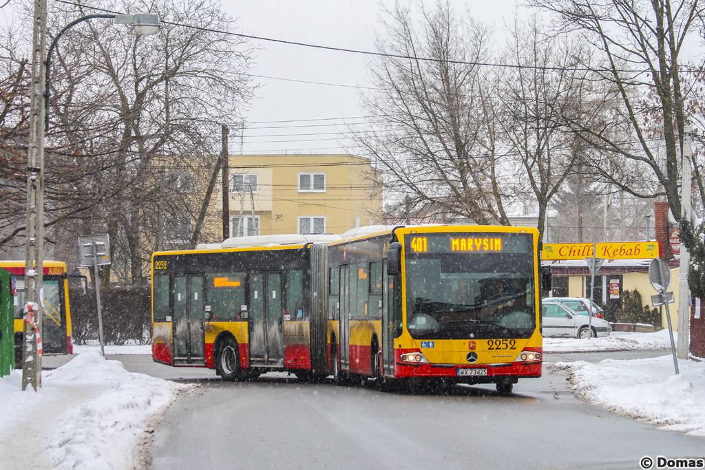 2252
Mercedes skrÄca z ulicy Spisaka w Sosnkowskiego - 401 znalazĹo siÄ tam wĂłwczas w zwiÄzku z remontem trasy kolejowej i skrĂłceniem linii do przystanku PKP Ursus.

Z tego miejsca chciaĹbym Wam ĹźyczyÄ spokojnych i wesoĹych ĹwiÄt.
