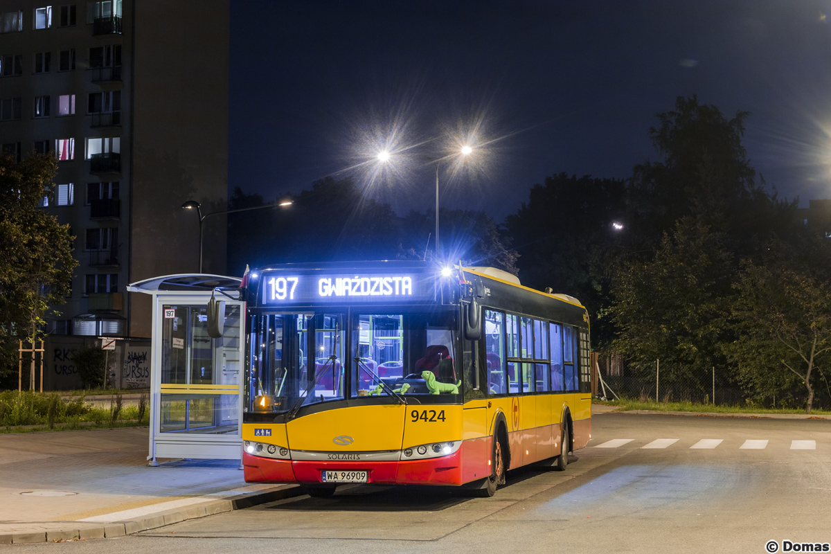 9424
W związku z wysłaniem przegubowców z MZA na 122 przez jeden dzień mogliśmy oglądać Solarisy Arrivy na linii 197.

Swoją drogą jest to świetnie połączenie międzydzielnicowe, które omija większość korków.
