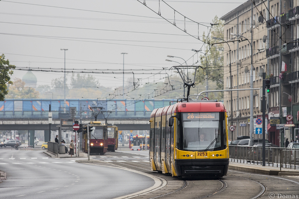 3253
Żoliborska brygada na linii 26 pokonuje delikatny łuk na ulicy Wolskiej. W tle czai się solowy wagon 105Na z tej samej zajezdni, jednak na innej linii (27).
