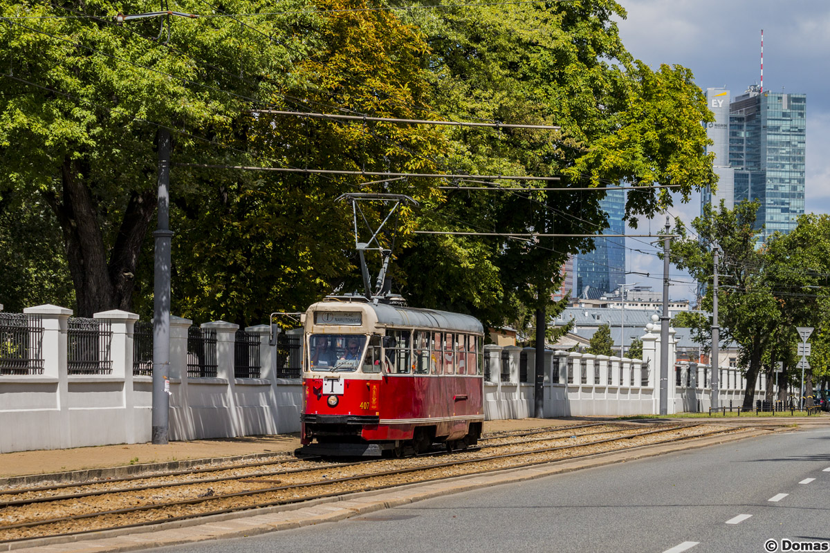 407
ParĂłwka wyjeĹźdĹźa na liniÄ turystycznÄ.
Słowa kluczowe: Konstal13N