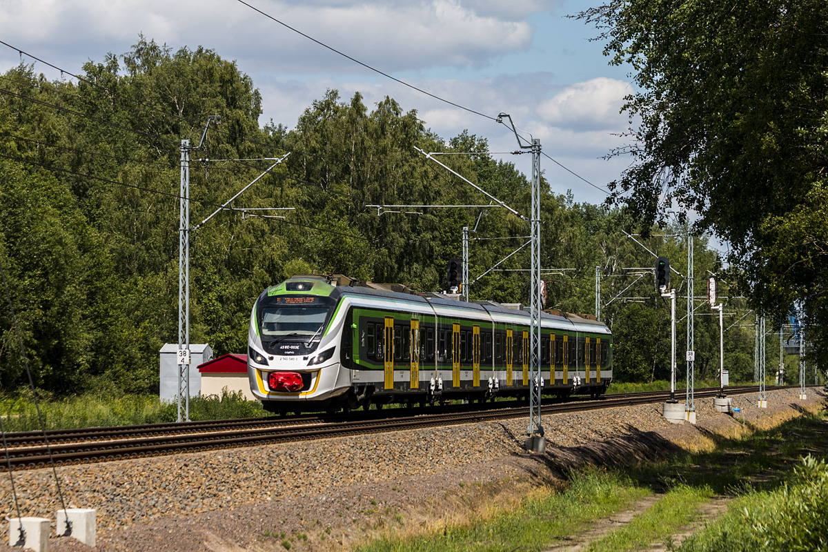 45WE-003
Impuls jako pociÄg Warszawa Wschodnia - Skierniewice zbliĹźa siÄ do przejazdu kolejowego w Starych Budach.
