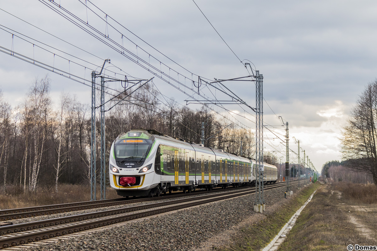 45WE-008+005
Impuls podczas niedzielnej obsĹugi linii R1 na trasie Skierniewice - Warszawa Wschodnia mija przejazd kolejowy w miejscowoĹci Stare Budy.
