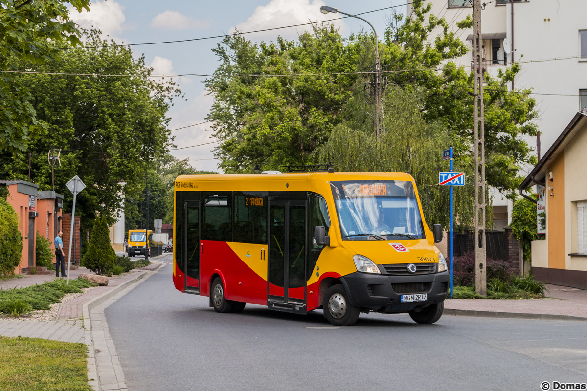50023
Grodziska komunikacja miejska skĹada z aĹź 12 linii kursujÄcych praktycznie po caĹym mieĹcie oraz pod miasto. Na zdjÄciu widzimy liniÄ nr 2 kursujÄca z Urszulina do MakĂłwki. Warto zaznaczyÄ, Ĺźe praktycznie kaĹźda linia podjeĹźdĹźa pod dworzec PKP. Na ujÄciu widzimy rĂłwnieĹź dosyÄ ciekawy wynalazek o nazwie Vehixel Cytios na podwoziu Iveco, a w tle jego o numer wyĹźszy brat.
