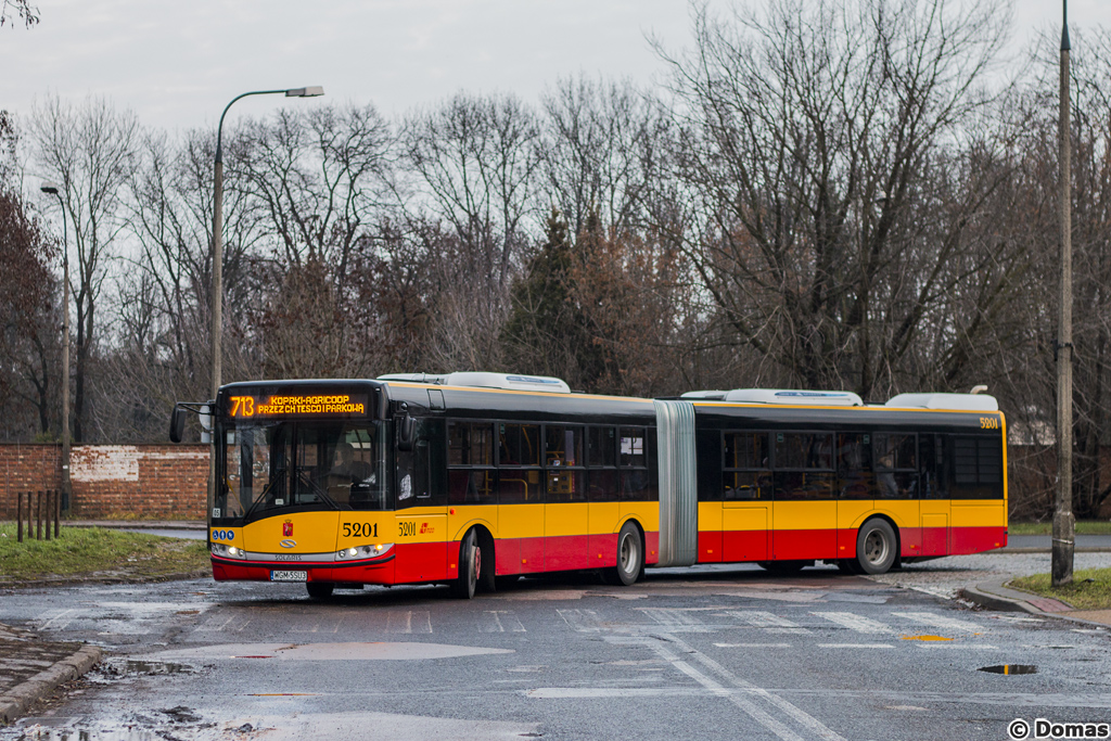 5201
Solaris wyjeĹźdĹźa z pÄtli, aby rozpoczÄÄ drugie kĂłĹko. Dzisiaj miaĹ miejsce debiut kolejnej dostawy SolarisĂłw dla MZA - docelowo 60 sztuk ma trafiÄ na "KleszczowÄ", a jak na razie wyprodukowanych zostaĹo rĂłwno 20, z czego 10 jest juĹź w Warszawie i 4 wyjechaĹy rano na dodatki, popoĹudniu juĹź o jeden mniej. Z pozdrowieniami dla kierowcy!
Słowa kluczowe: DziwadĹo