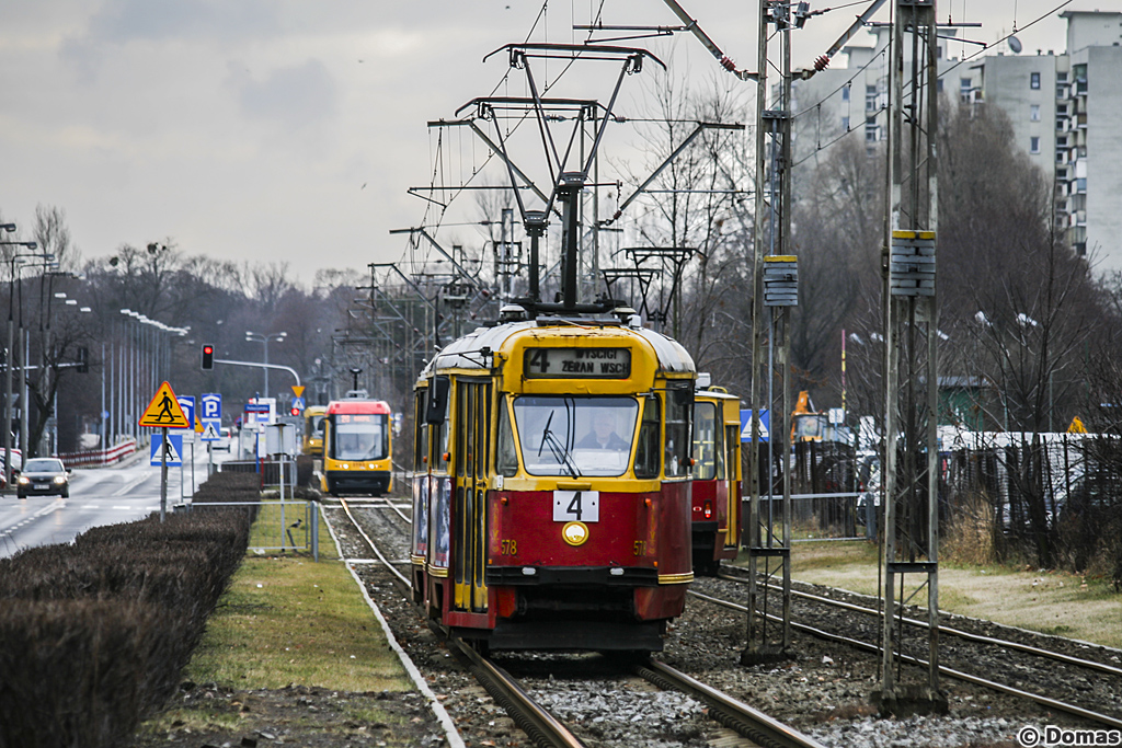 578+826
Z caĹego stoĹecznego taboru, ktĂłry zostaĹ w ostatnim czasie wycofany, najbardziej szkoda mi IkarusĂłw i parĂłwek. Mimo, Ĺźe na poczÄtku swojego "miĹoĹnikowania" nie przepadaĹem za nimi to teraz tego ĹźaĹujÄ, bo gdyby tej niechÄci wĂłwczas nie byĹo to mĂłgĹbym nafotografowaÄ rĂłĹźne, ciekawe zestawienia. A widoczne zdjÄcie jest jednym z pierwszych, ktĂłre wykonaĹem swoim pierwszym i jak na razie jedynym tele-obiektywem.
Słowa kluczowe: Konstal13N