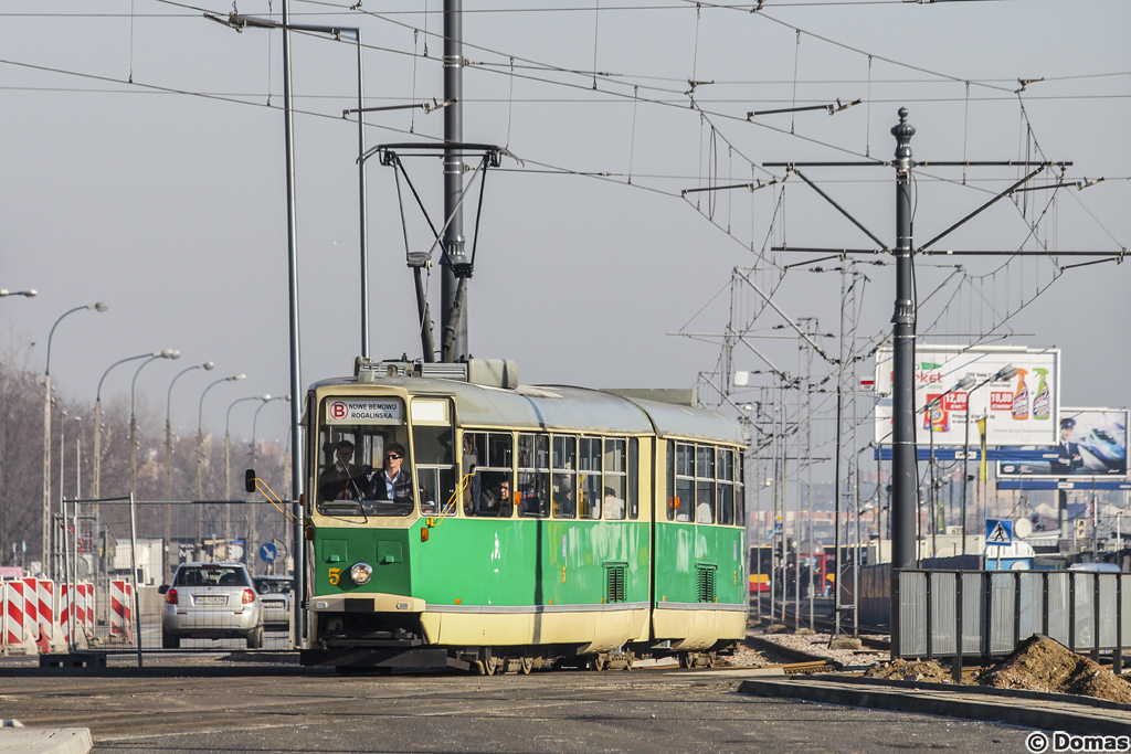 5
Kanciak na kursie wyjazdowym z zajezdni - od zwykĹego rĂłĹźniĹ siÄ jedynie brakiem wjazdu na pÄtlÄ Nowe Bemowo. ObsĹugÄ konduktorskÄ rano i popoĹudniu zapewniali administratorzy serwisu - sprinter i Kelly ;)
Słowa kluczowe: sprinter