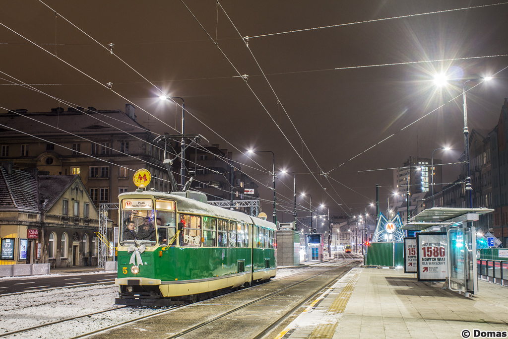 5
Na placu WileĹskim zrobiĹo siÄ biaĹo - i od Ĺniegu i od nowych ĹwiateĹ.
