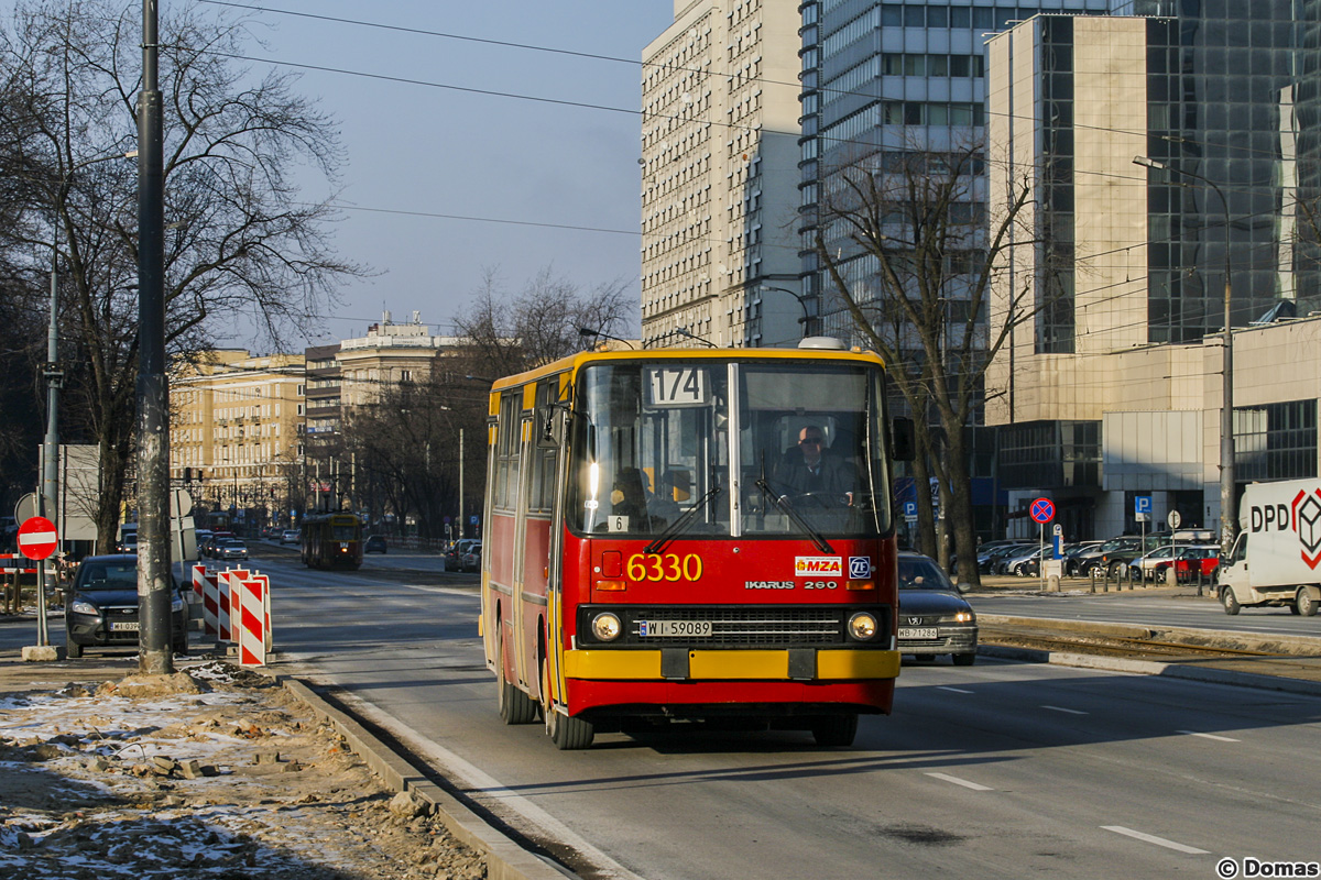 6330
Solowa wersja 5254 przejeĹźdĹźa przez rondo ONZ, ktĂłre wĂłwczas jeszcze byĹo jednym wielkim placem budowy centralnego odcinka II linii metra.
Słowa kluczowe: IK260 Inwestycje