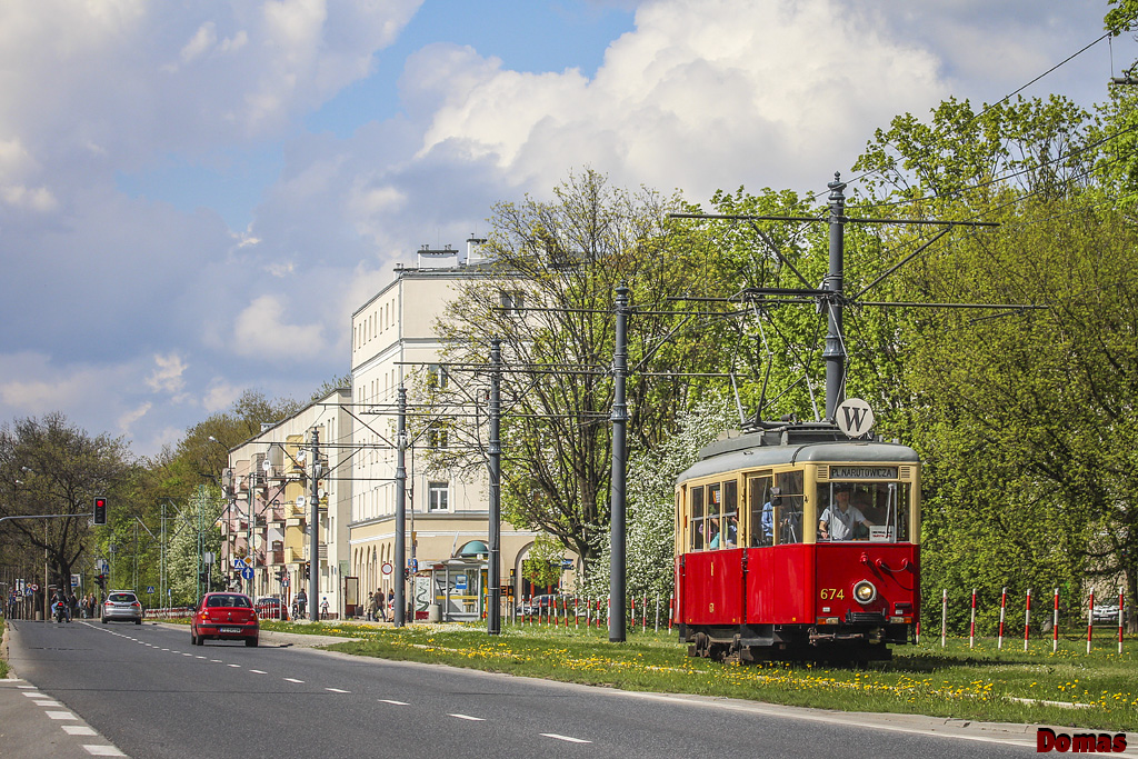 674
W dniu 21 kwietnia 2014 roku zostaĹa uruchomiona specjalna linia tramwajowa "W", ktĂłra po raz pierwszy od dĹuĹźszego czasu przeĹamaĹa barierÄ i jeĹşdziĹa na trasie innej niĹź Plac Narutowicza - Aleja Zieleniecka. Tego dnia dwie brygady obsĹugiwane przez tabor zabytkowy (wagon 403 oraz widoczny na zdjÄciu) kursowaĹy co 45 minut na trasie Plac Narutowicza - Marymont-Potok przez NowowiejskÄ, MarszaĹkowskÄ, Andersa i Plac Wilsona.
