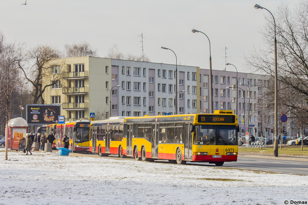 6971
ZdjÄcie wykonane rok temu - wĂłwczas jeszcze ostatni garstka NeoplanĂłw pojawiaĹa siÄ na kilku brygadach dziennie.
Słowa kluczowe: N4020 Zima