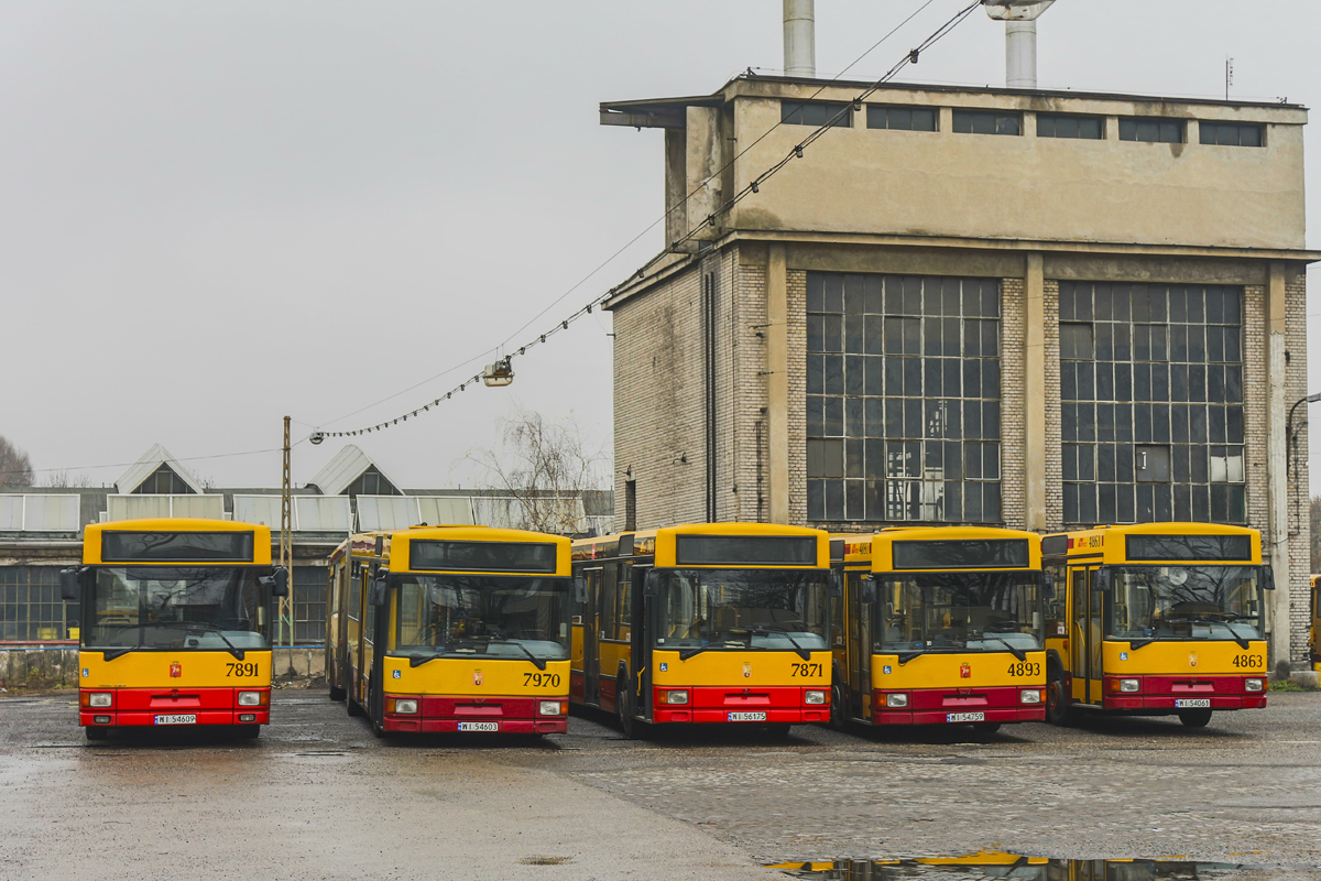 7891, 7970, 7871, 4893, 4863
Tydzień przed likwidacją zajezdni "Redutowa" - Jelcze w weekend grzecznie odpoczywały czekając, niestety, na swoje ostatnie, liniowe wyjazdy na warszawskie ulice. Mijają 3 lata od likwidacji zajezdni R-5 (d. R-6) "Redutowa".
Słowa kluczowe: M181 M121M