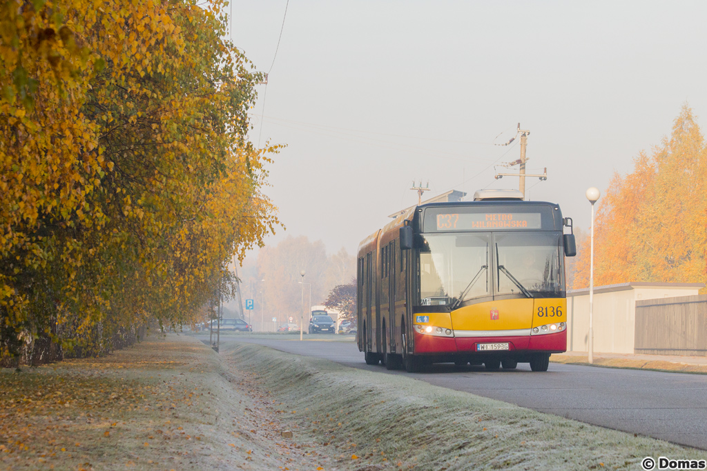 8136
Solaris w trakcie pierwszego, powrotnego kursu z cmentarza mija ozdobiony jesiennymi kolorami szpaler drzew.
Słowa kluczowe: JesieĹ MgĹa WĹ2015