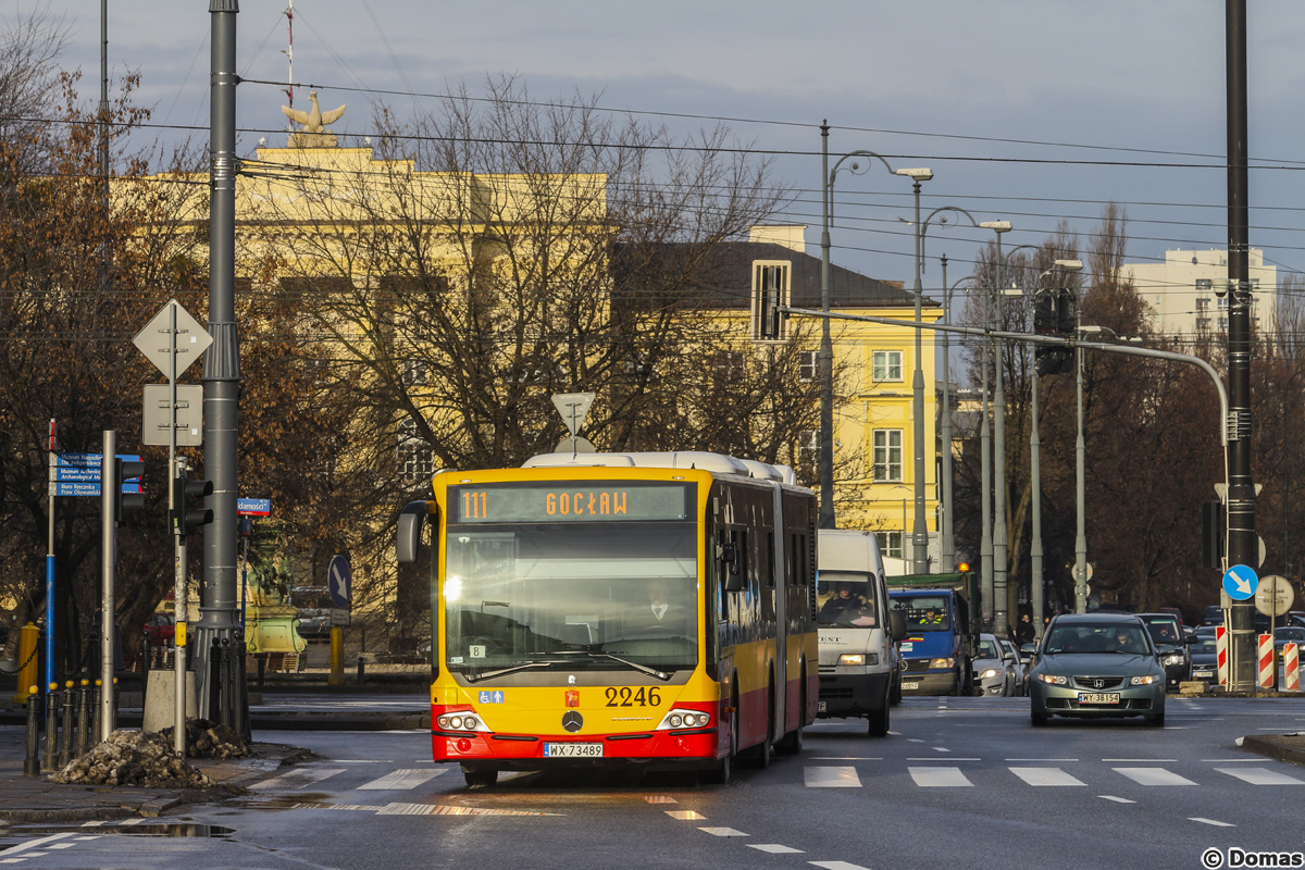 2246
Dostawa MercedesĂłw byĹa wĂłwczas dla "Kleszczowej" istnym zastrzykiem normalnego taboru - bowiem zajezdnia z wozĂłw wielkopojemnych wĂłwczas posiadaĹa jedynie albo 15-metrowe Solarisy i Neoplany lub 16,5-metrowe Ikarusy 280. Na zdjÄciu autobus raptem 9 dni po wpisaniu na stan MZA.
