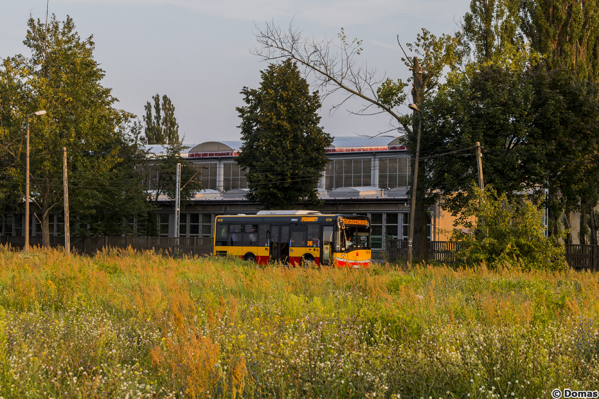 9236
Jeszcze ĹwieĹźy Solaris za chwilÄ osiÄgnie cel swojej podrĂłĹźy jakim jest kraniec Osiedle Dudziarska.

Wbrew pozorom liniÄ [b]245[/b] jeĹşdzi stosunkowo sporo pasaĹźerĂłw jak na tak rzadkÄ czÄstotliwoĹÄ (dla przypomnienia jest to 40 minut w szczycie i 80 minut poza szczytem i w ĹwiÄta) oraz tak zawiĹÄ trasÄ.
