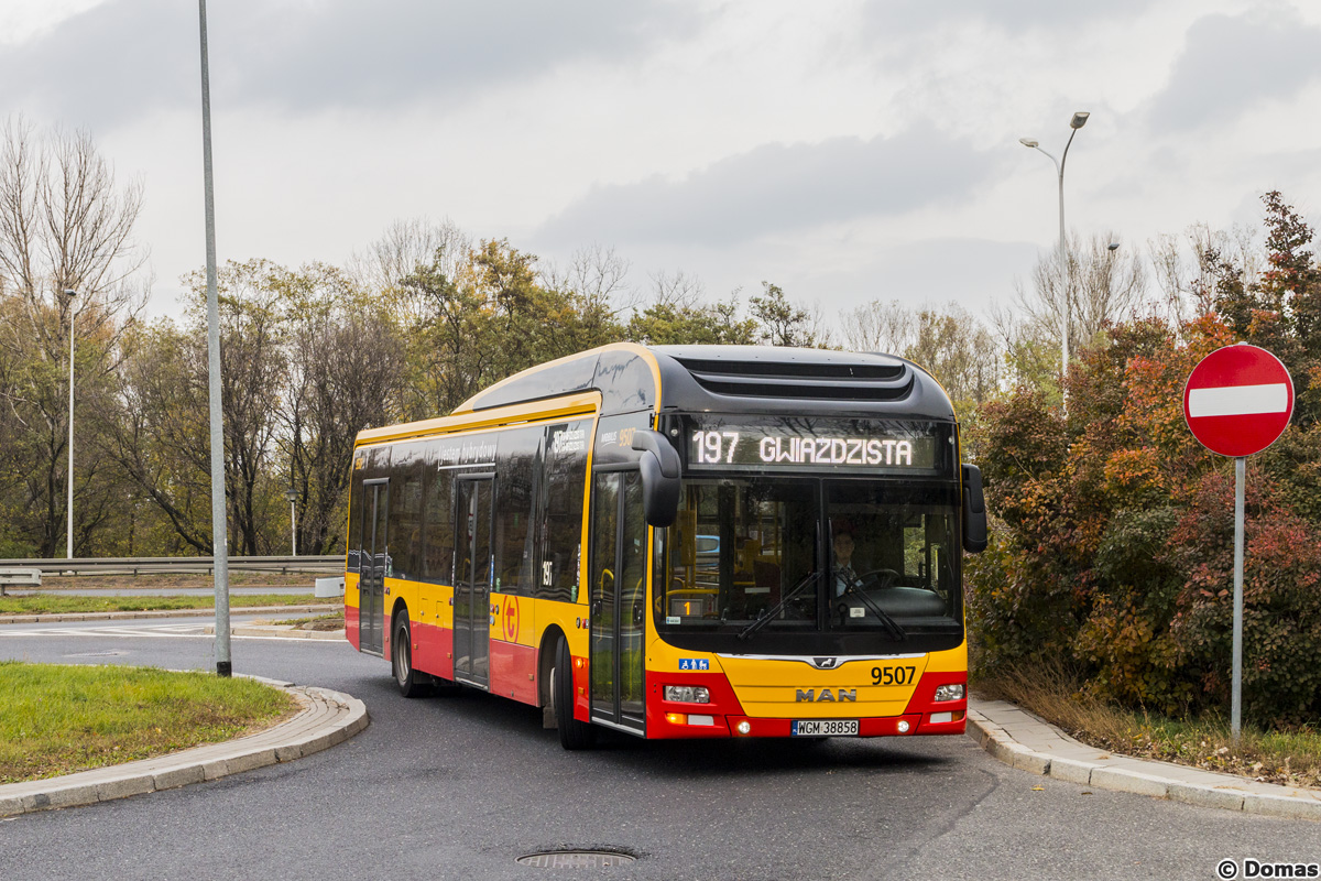 9507
Mobilis wrĂłciĹ na 197 po stosunkowo niedĹugiej przerwie - w tej odsĹonie tylko w weekendy i na MAN-ach.
