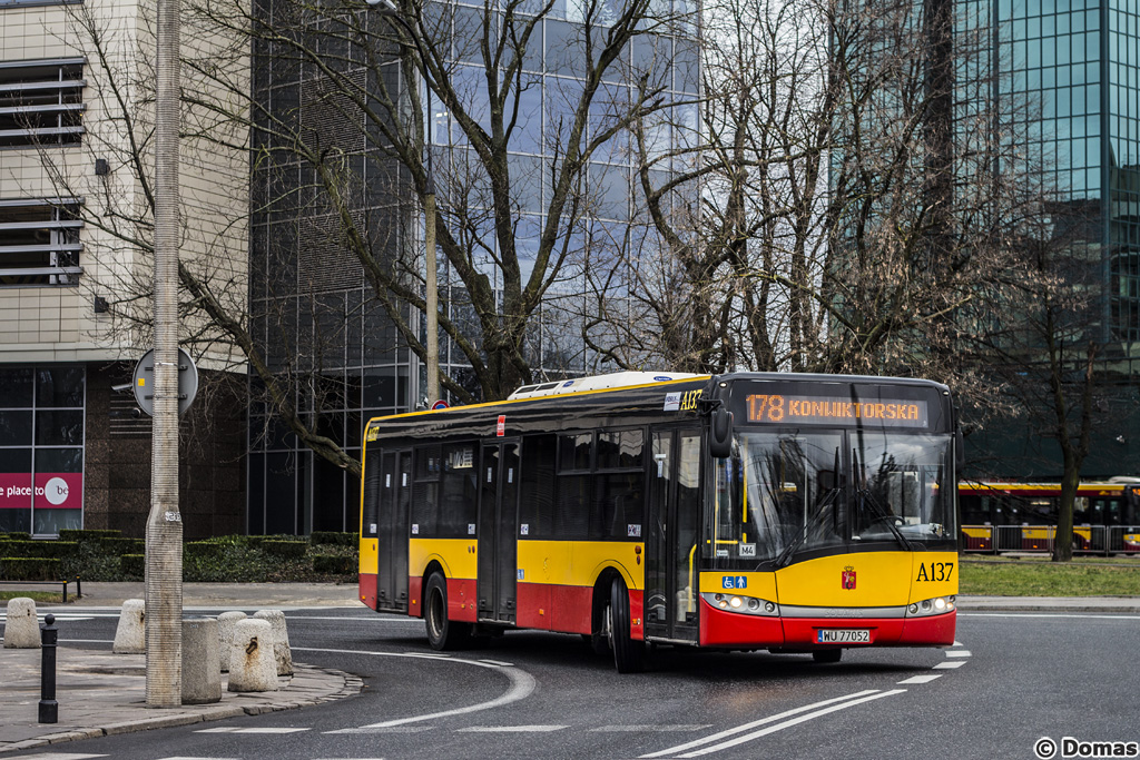 A137
178 to jedna z niewielu linii autobusowych w Warszawie, ktĂłrych rozkĹad ma rozrĂłĹźnienie na soboty i dni ĹwiÄteczne.
Słowa kluczowe: MOBSU12_1