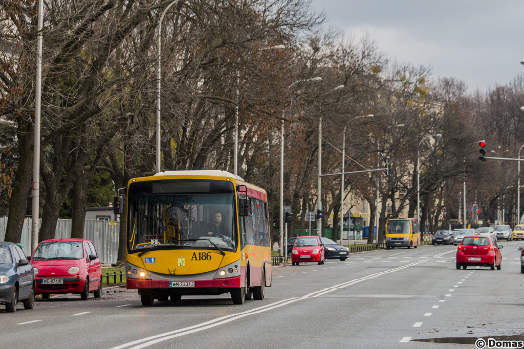 A186
Na 218 wĹaĹciwie moĹźna byĹo spotkaÄ juĹź kaĹźdy rodzaj taboru - od 9-metrowych knypkĂłw po 18-metrowe przegubowce.
Słowa kluczowe: MOBLIBERO
